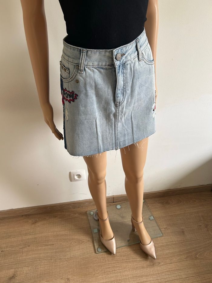 Jupe en jean neuve avec broderies Desigual taille 34 (taille très grand) - photo numéro 2