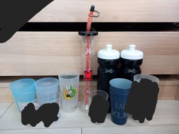 Lot de 5 gobelets et 3 gourdes enfant 