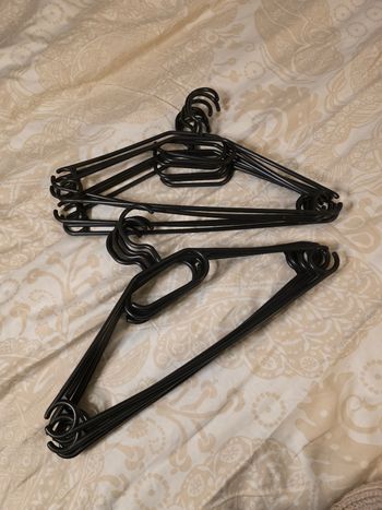 Lot de 24 cintres plastique noir et blanc 