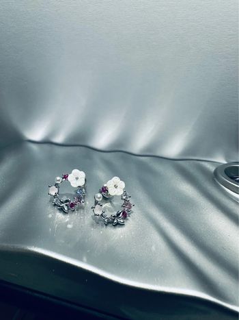 Boucles d’oreilles argenté motifs rose en émail et strass