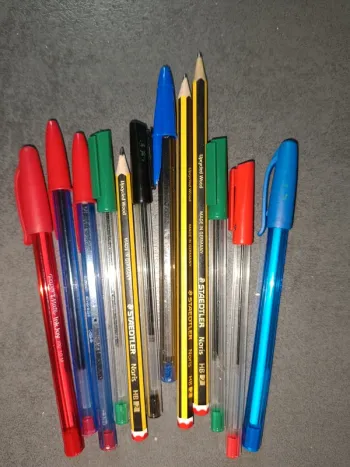 Lot stylos et crayons à papier