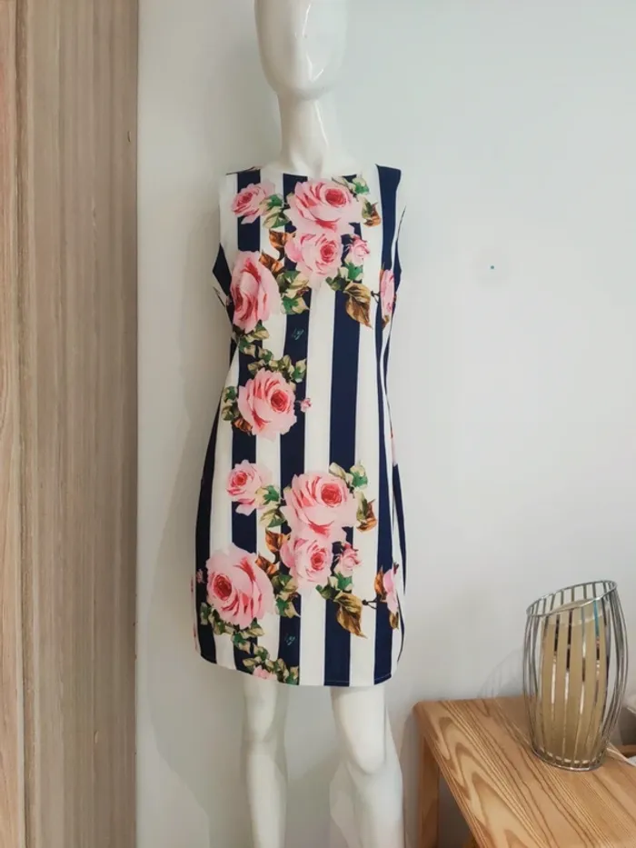 Jolie robe florale a lignes bleu marine
