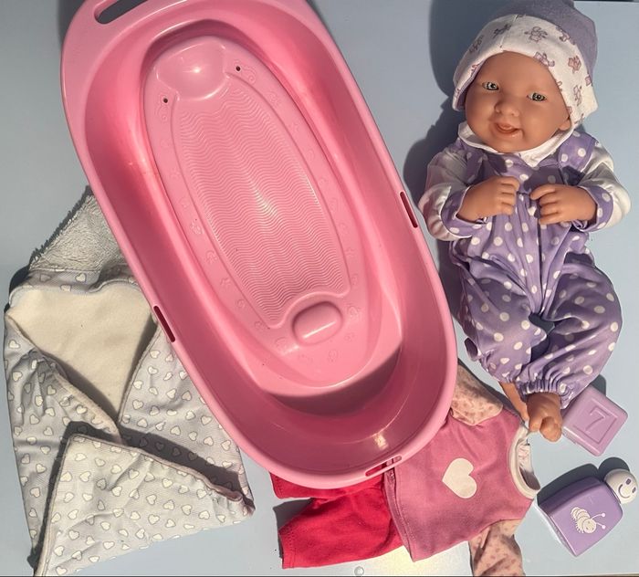 Bébé prend son bain