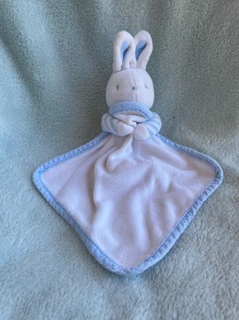 Doudou lapin rayé bleu blanc mouchoir Klorane