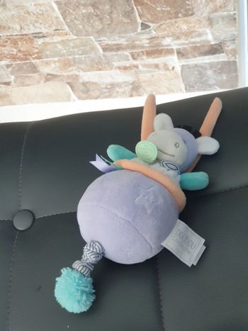 doudou et compagnie  musique douce avec la tirette et possibilité de l'attacher (2 liens)
