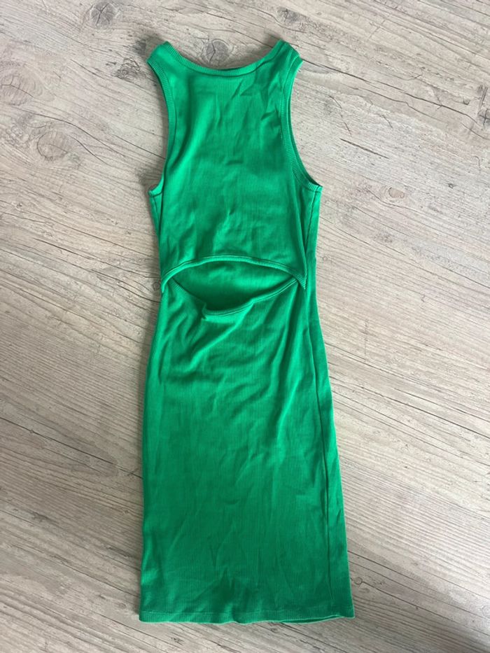 Robe moulante ouverte au niveau du nombril - photo numéro 3