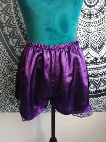 Short de pyjama violet en satin avec dentelle et fentes sur les côtés / C & city / (XL)
