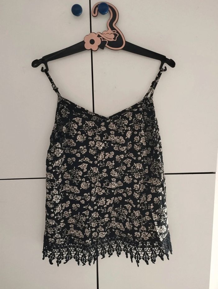 Top noir fleuri