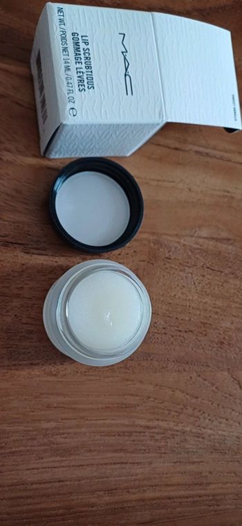 lip scrubtious gommage levres vanille.  Mac cosmetics