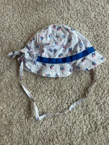 Joli chapeau bébé type bob avec liens fille - sergent major - 43/45 cm