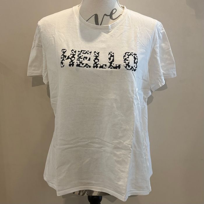T-shirt blanc imprimé “HELLO”