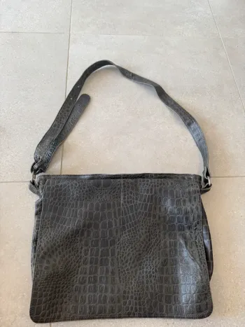 Sac à bandoulière en cuir IKKS vintage, bon état mais il y a quelques traces d'usures, 40*28cm