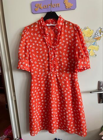 Robe orange à fleurs avec jolis boutons, taille S, marque Zara