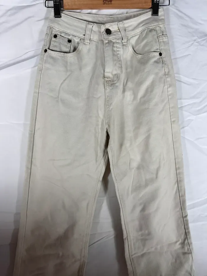 Jean crème YesStyle – Neuf & tendance avec finition effilée/déchirée aux chevilles