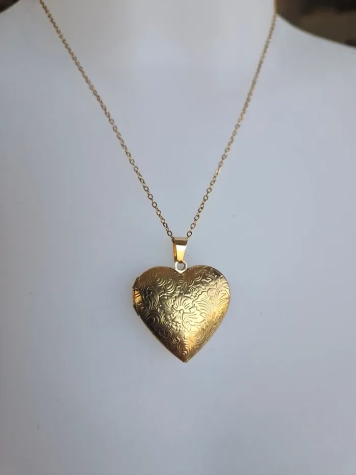 Collier fantaisie doré pendentif médaillon coeur légèrement gravé
