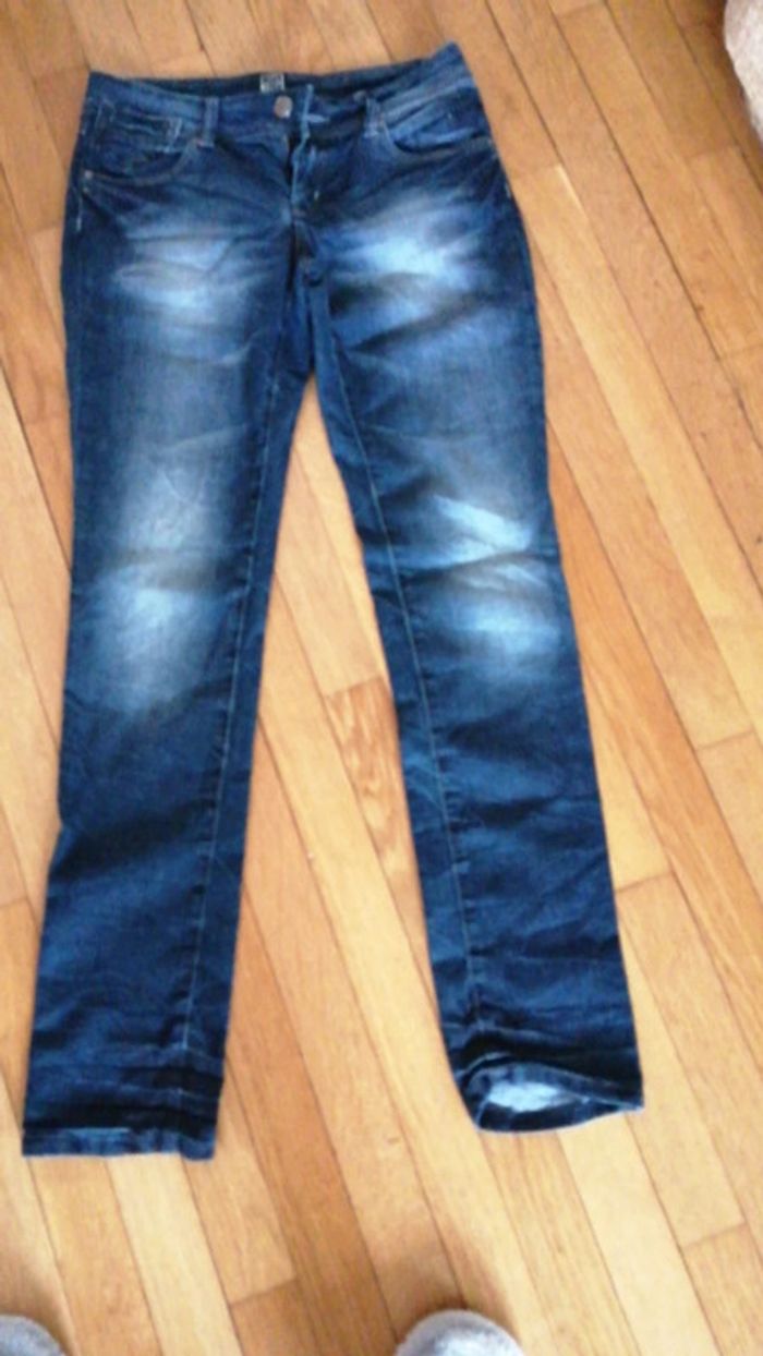 Jean un peu délavé aux cuisses