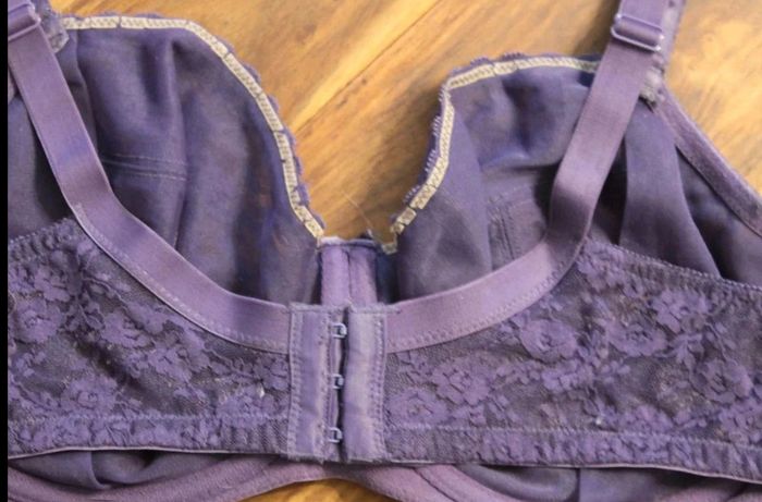 Soutien-Gorge violet en dentelle - photo numéro 4