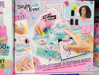 Bar à ongles et tatoos