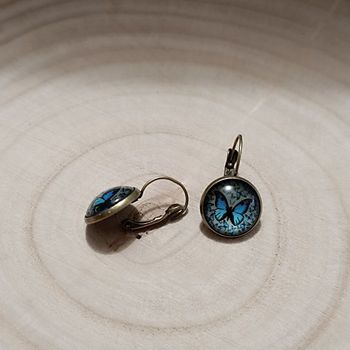 Jolie boucle d'oreille papillon bleu