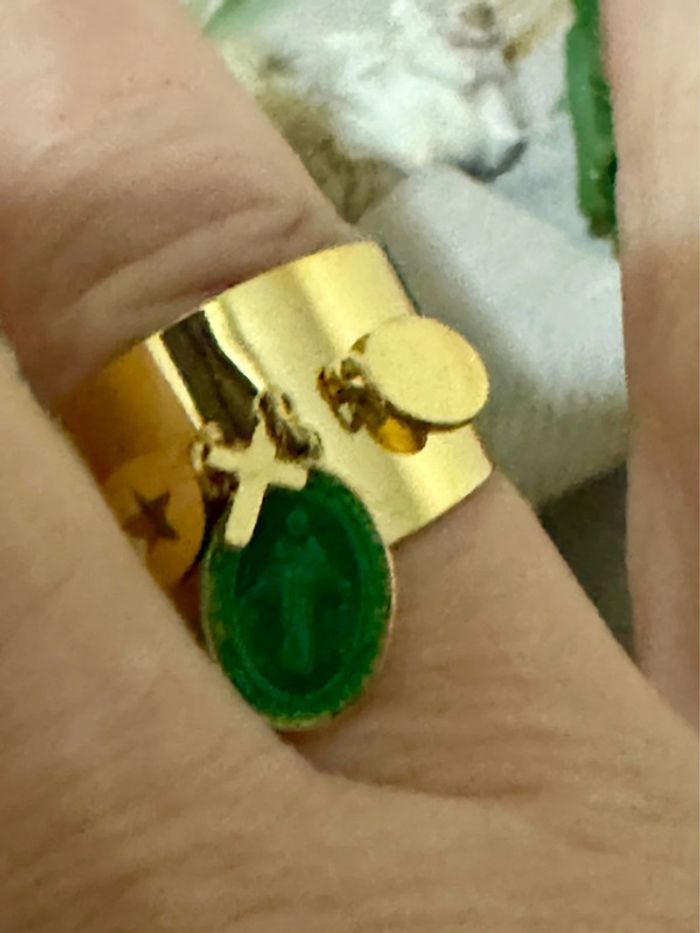 Bague large réglable acier inoxydable or breloques croix médaille vierge