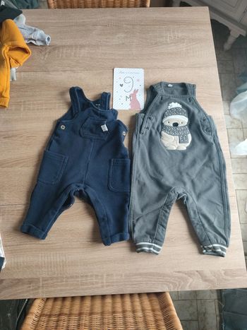 Lot de 2 salopettes taille 9 mois de chez Kiabi