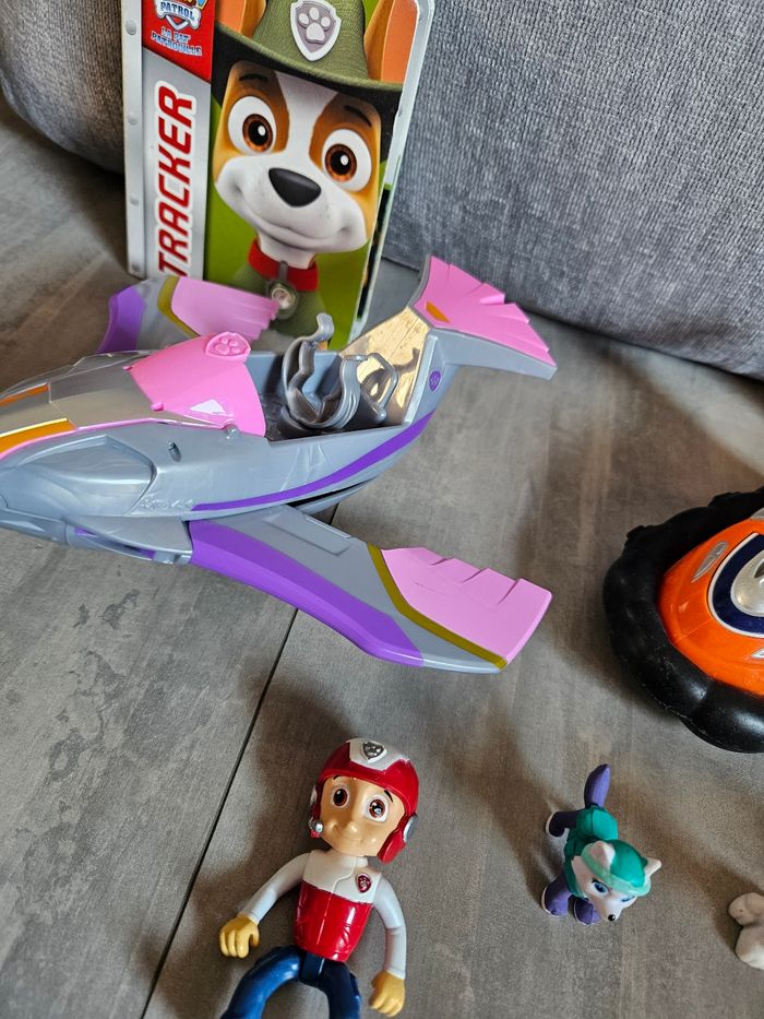 Lot pat patrouille figurines et voitures + 2 livres - photo numéro 2