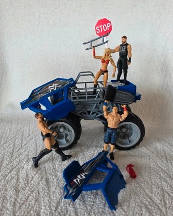 WWE lot collector 4X4 Monster Truck + 3 Superstars 1 diva Kelly Kelly + accessoires