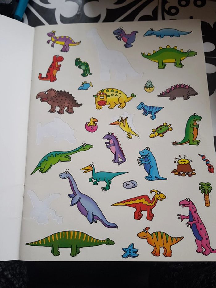 Livre dinosaure stickers, il manque 3 stickers - photo numéro 3