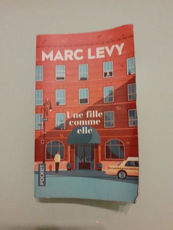 Livre Une fille comme elle Marc Levy