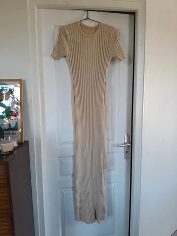 Jolie robe moulante fine longue effet légèrement évasée dans le bas