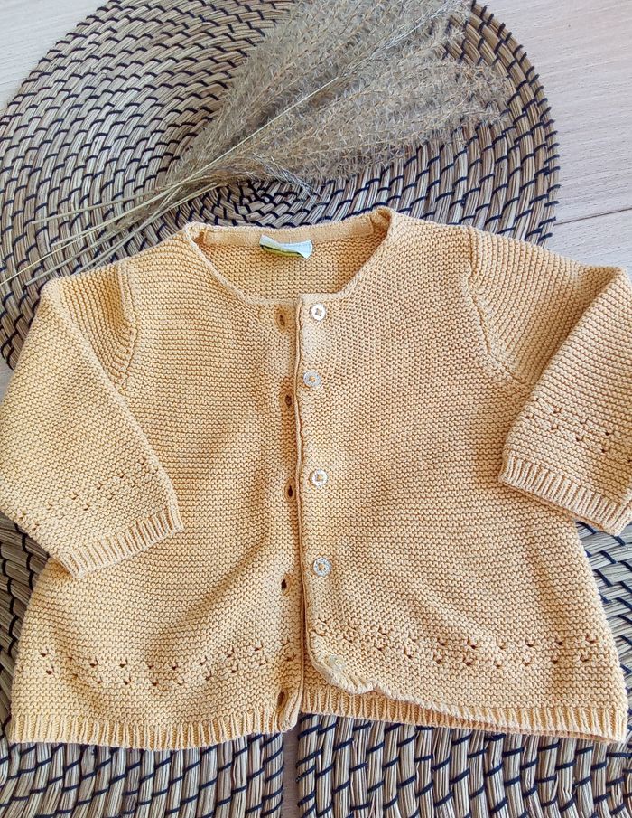 Gilet moutarde+ tee shirt marine imprimé TAO 6 mois - photo numéro 3