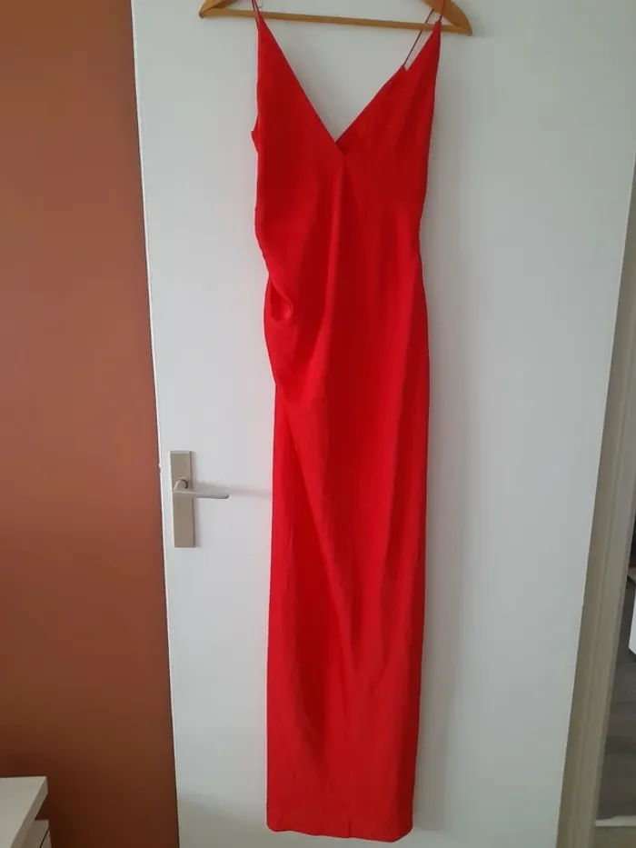 Robe longue fines bretelles et drapée devant - photo numéro 5