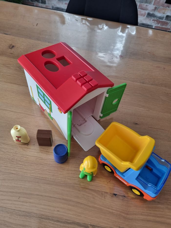 Camion benne avec son garage playmobil 1.2.3 complet - photo numéro 2