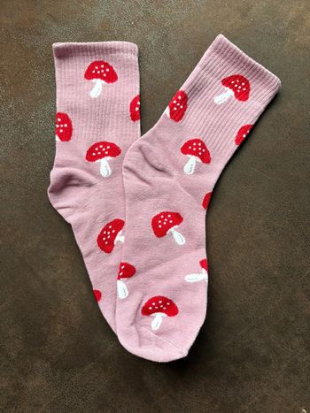 Chaussettes motifs champignons roses