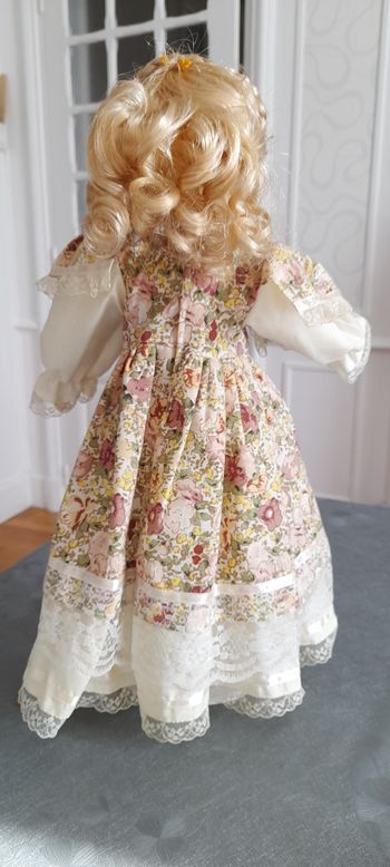 Poupée en porcelaine