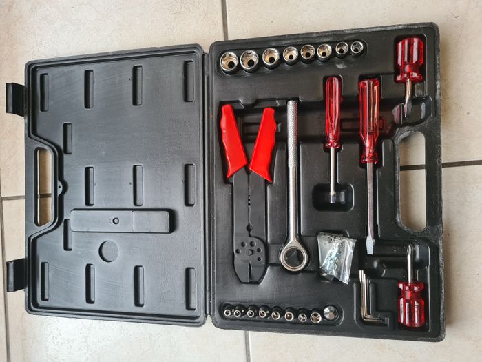 coffret à douilles + pince a denudé et autre Trés utile - photo numéro 1