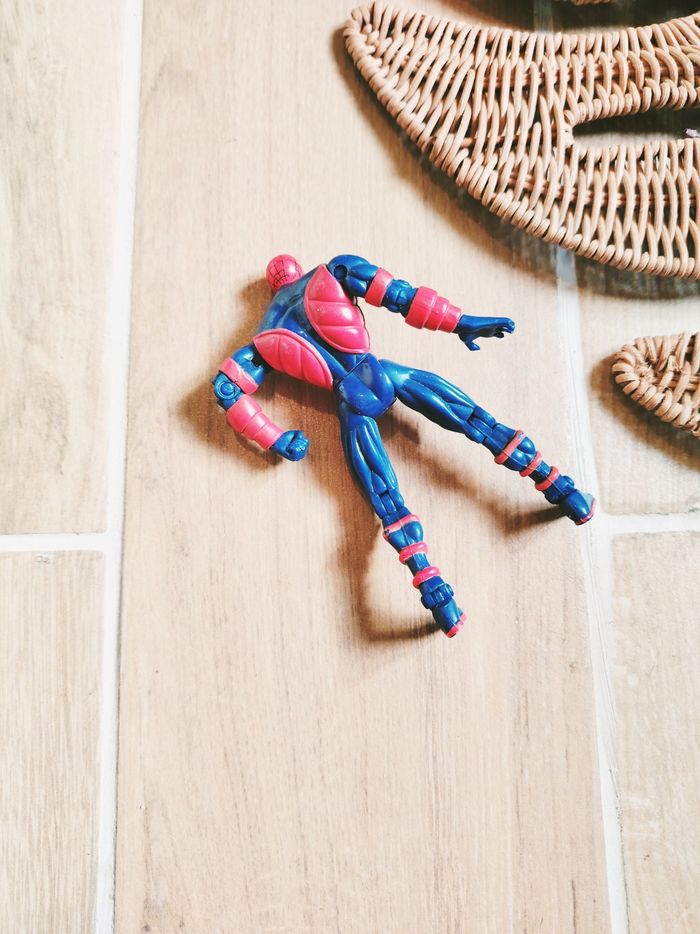 🦟 Figurine Spider-man Sneak attack web trap catcher année 1987 marque Toy biz vintage (MMS) - photo numéro 2