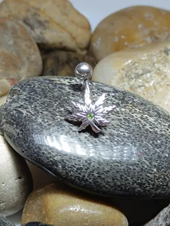  piercing nombril feuille de cannabis strass vert 