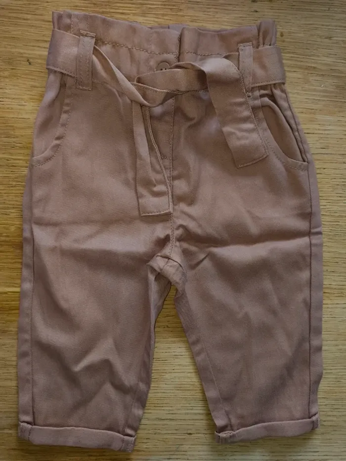 Pantalon fille camel 12 mois Kiabi neuf sans étiquette - photo numéro 2