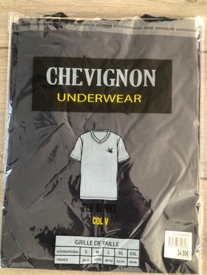 T-shirt chevignon col V neuf(M) - photo numéro 2