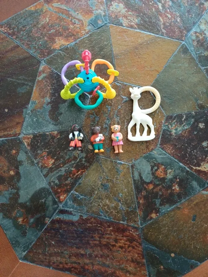 Lot jouets bébé