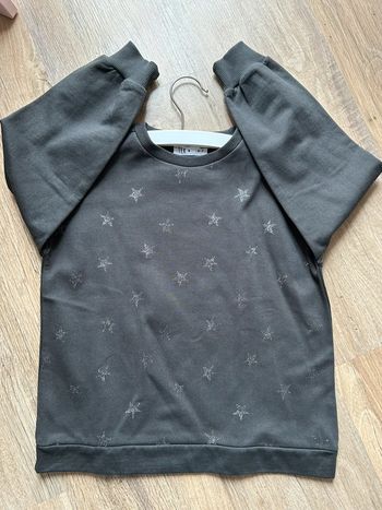 Sweat gris motif étoile taille 6/7 ans