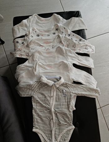 Lot bodies bébé 6 mois