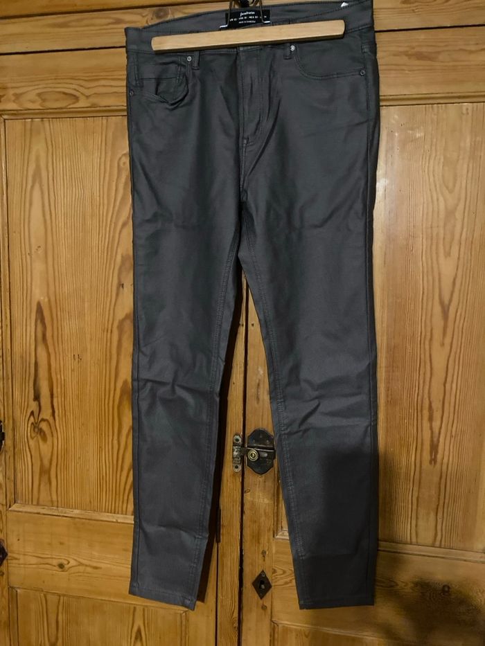 Pantalon similicuir gris