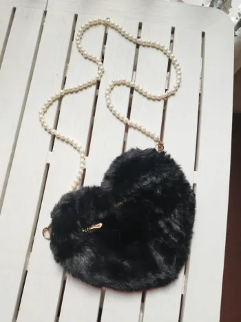 Sac à main forme coeur noir