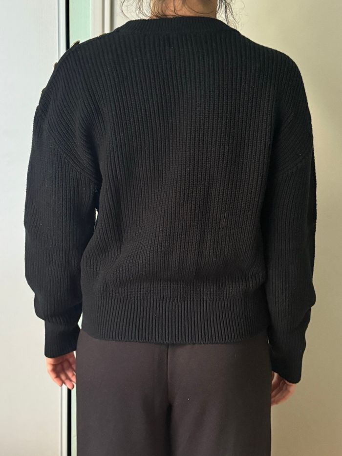Pull noir avec boutons dorés - H&M - photo numéro 3