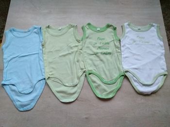 Lot de 4 bodys sans manche, taille 9 mois