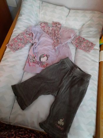 Tenue violette et grise