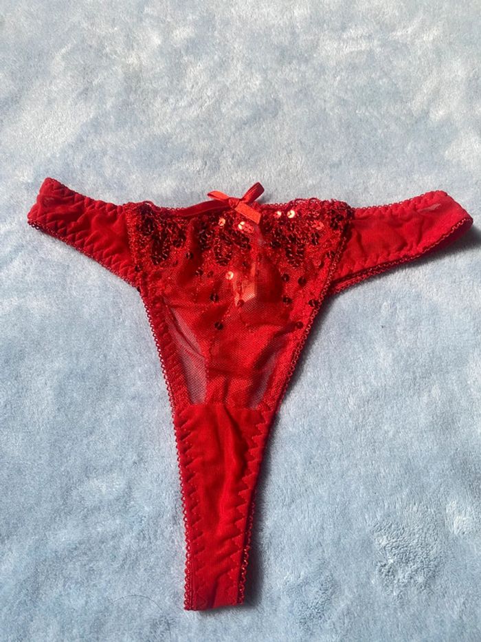 String rouge orné sequins
