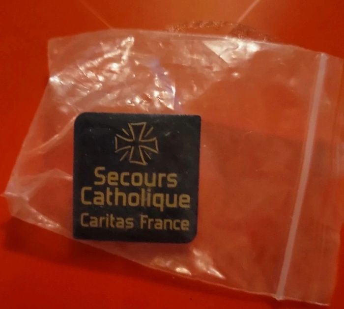 Pin's secours catholique - photo numéro 2